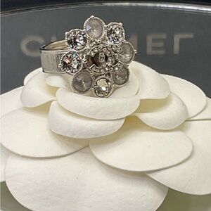 CHANEL Silver Cluster Ring with Faceted Stones and Textured Band